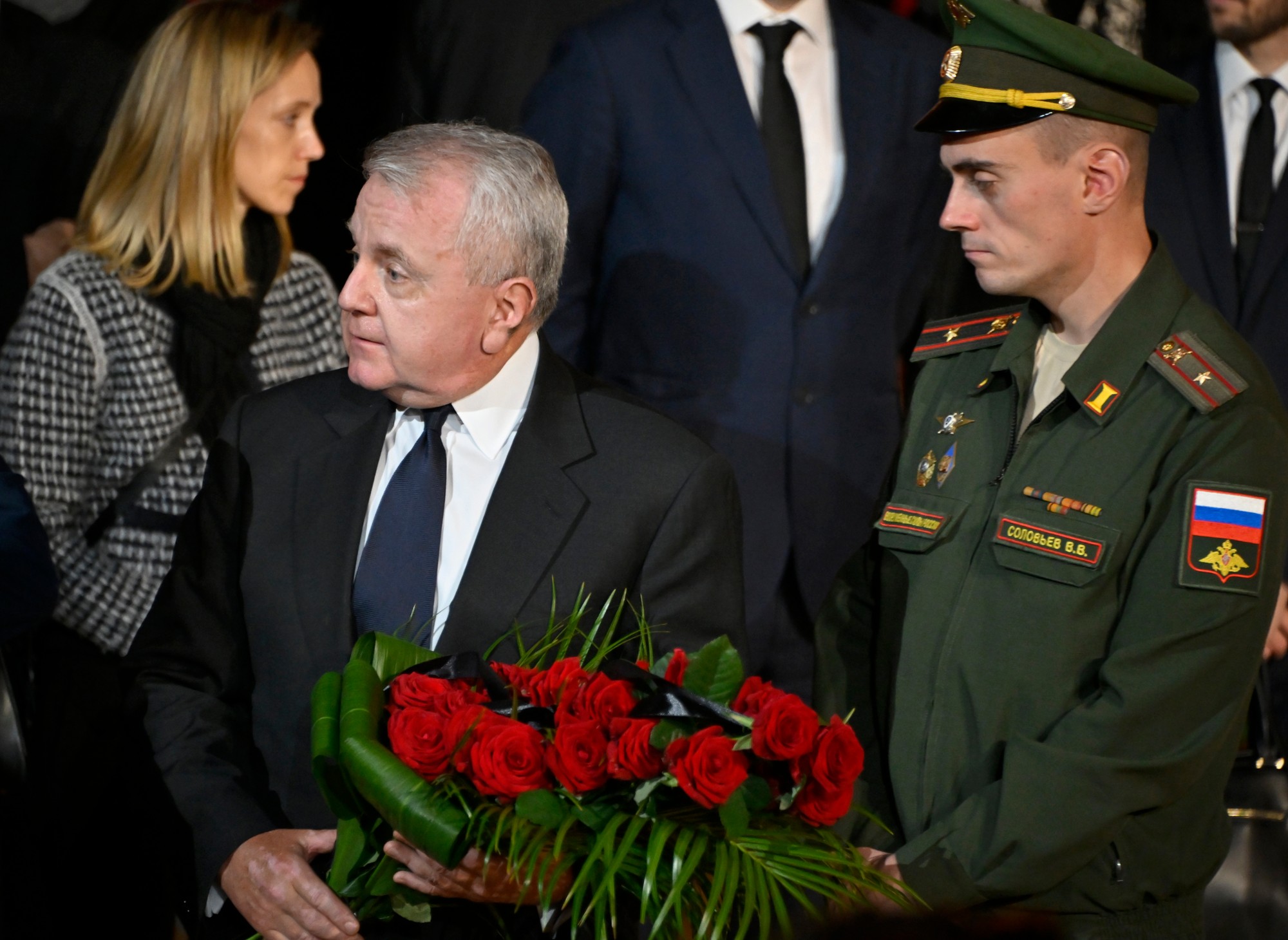 Veľvyslanec USA v Rusku John Joseph Sullivan prichádza k rakve bývalého sovietskeho prezidenta Michaila Gorbačova.