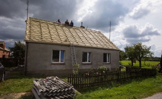 Skarbówka pomoże odbudować domy. Firmy zastosują 0 proc. stawkę VAT