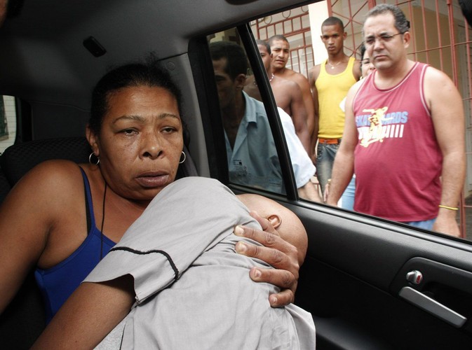 Clara Perez Silva tuli swego męża, kubańskiego dysydenta Guillermo Farinasa. Para jedzie do szpitala w Santa Clara. Farinas od 16 dni prowadzi strajk głodowy, odmawia jedzenia i picia. 11 marca 2010 odwodniony dysydent traci przytomność