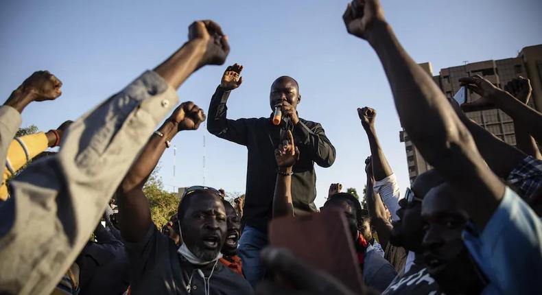 Des Burkinabés rassemblés à la place de la Nation, à Ouagadougou, célèbrent l'annonce du départ du président Kaboré. Le développement leur a été annoncé par Mamadou Drabo, secrétaire exécutif du mouvement Sauvons le Burkina Faso, qui avait réclamé le départ du président.