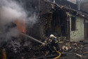 Strażacy gaszą pożar w magazynie, który ucierpiał w wyniku rosyjskiego ostrzału artyleryjskiego, Charków, północno-wschodnia Ukraina, 28 marca 2022 r.