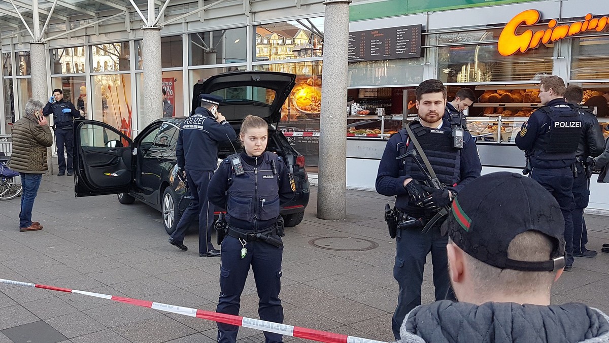 Mężczyzna, który wczoraj w Heidelbergu wjechał samochodem w przechodniów, raniąc trzy osoby, z których jedna zmarła w szpitalu, został oskarżony o morderstwo – poinformowała niemiecka prokuratura. Postrzelony przez policję sprawca przebywa w szpitalu.