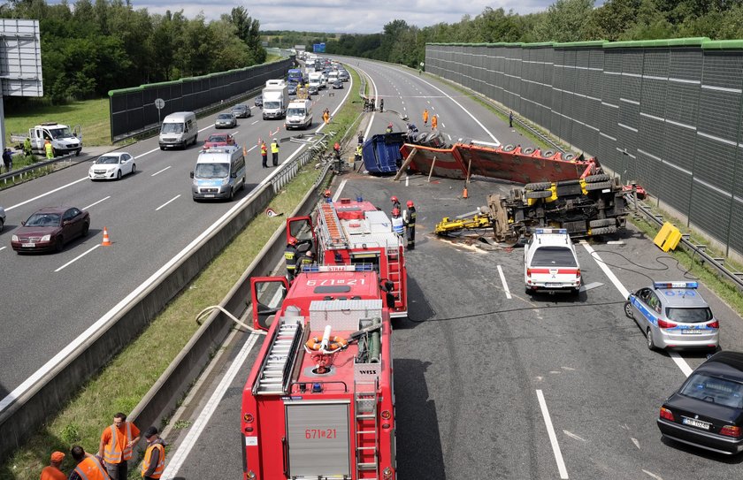 Ciężarówka wywróciła się na autostradzie