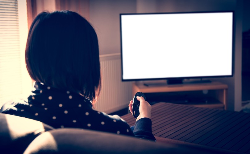 8. Telewizję najlepiej jest oglądać przy zgaszonym świetle