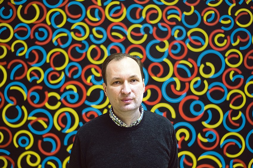 Kustos Zoran Erić ispred rada Bore Iljovskog "Na crnom polju" (1978)