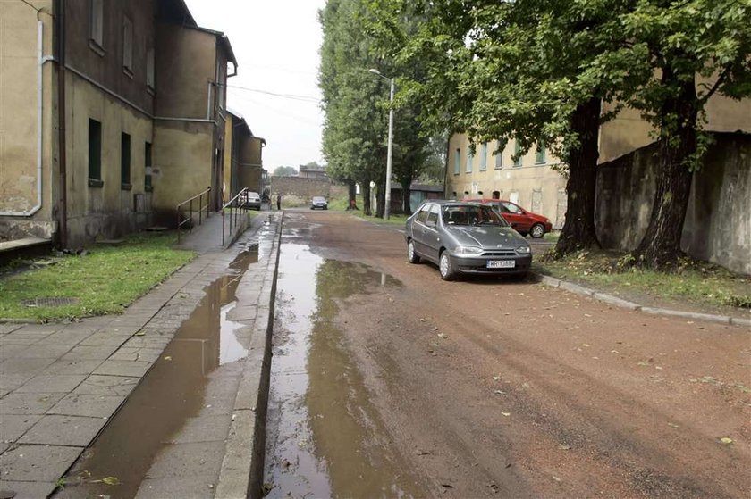 Ludzie toną w czerwonym szlamie