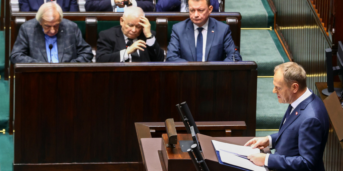 Donald Tusk (na mównicy) oraz Jarosław Kaczyński (pośrodku) znaleźli się w czołówce zestawienia