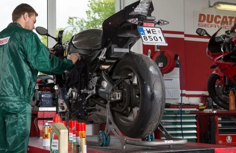 Po umyciu motocykla w myjni używamy środka do czyszczenia i nabłyszczania części lakierowanych.