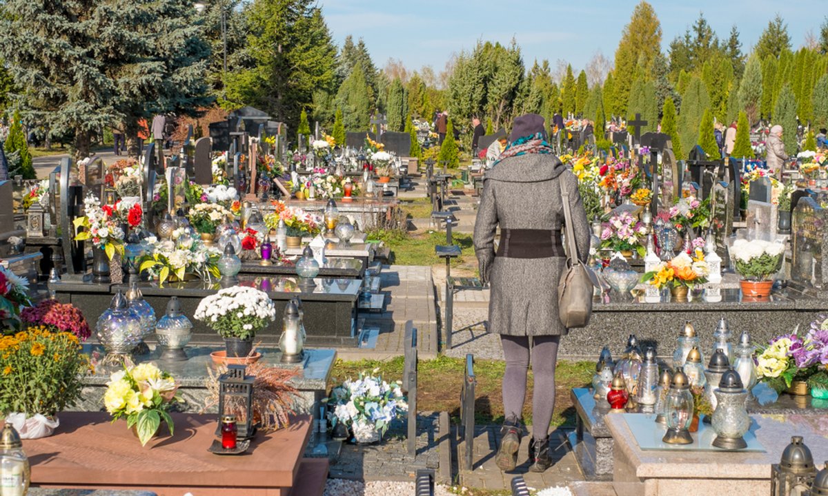 Czy na L4 można iść na cmentarz? Przepisy mówią jasno