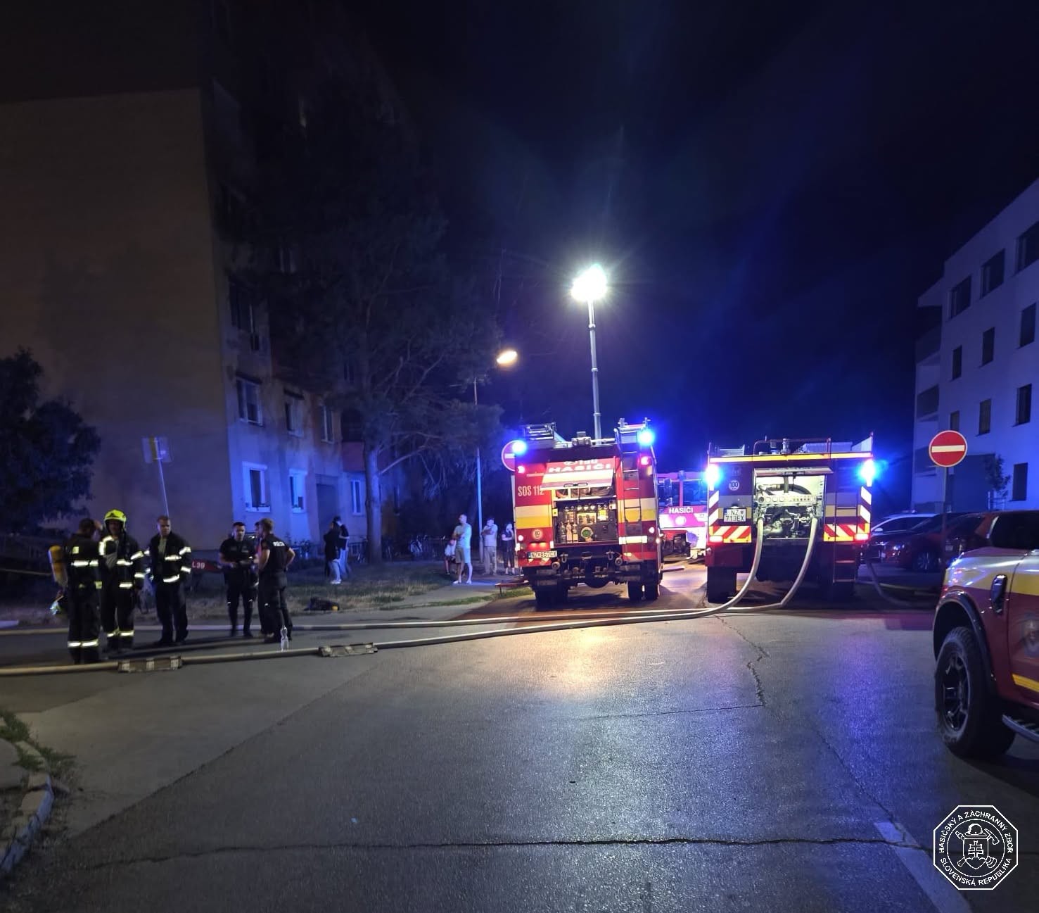 Pri požiari bytu v Šuranoch prišla o život 59-ročná osoba.