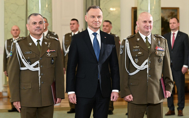 Prezydent RP Andrzej Duda (C), nowo powołany Dowódca Operacyjny Rodzajów Sił Zbrojnych RP gen. Maciej Klisz (P) oraz nowo powołany Dowódca Sztabu Generalnego Wojska Polskiego gen. broni Wiesław Kukuła (L)