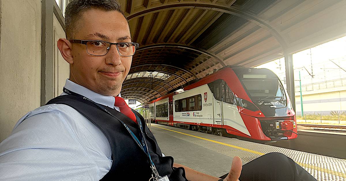Karol jest konduktorem. Zdradził, jak wyglądają zarobki w jego branży