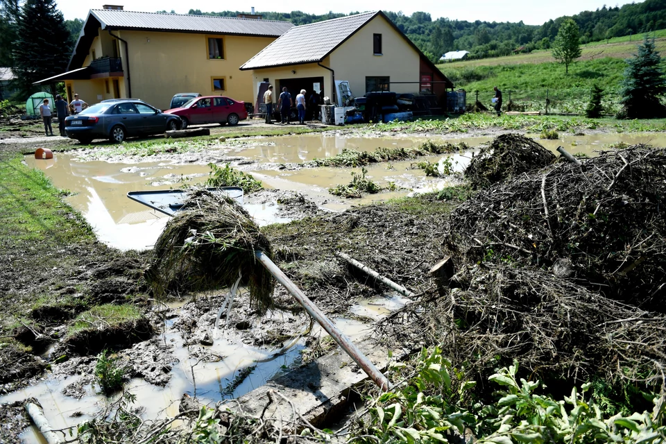 Zniszczenia po powodzi w miejscowości Hadle Szlarskie