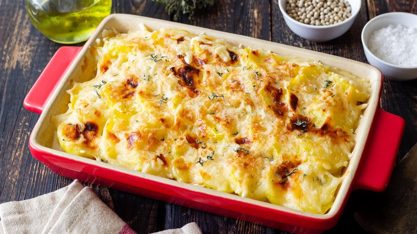 Gratin dauphinois, czyli francuska zapiekanka ziemniaczana.