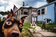 Holly i Buddy to para psich mieszkańców Landfall, maleńkiego miasteczka z domami mobilnymi w Minnesocie.