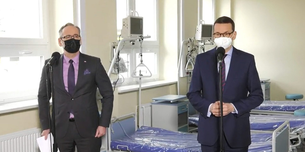 Minister zdrowia Adam Niedzielski i premier Mateusz Morawiecki w szpitalu tymczasowym w Radomiu.