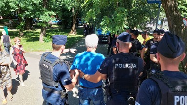 Odsłonięcie pomnika Lecha Kaczyńskiego w Tarnowie. Interwencja policji [GALERIA]