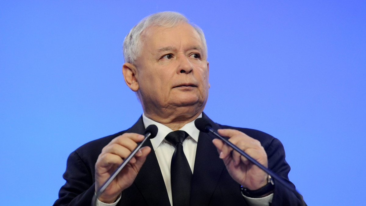 Prezes PiS Jarosław Kaczyński uważa, że rząd powinien zawetować na szczycie UE porozumienie ws. zmniejszenia emisji CO2 do 2030 r. W polskim interesie jest, by rozwój kraju nie był obciążony wzrostem kosztów energii - podkreślił. Zdanie to podzielają Solidarna Polska i Polska Razem.