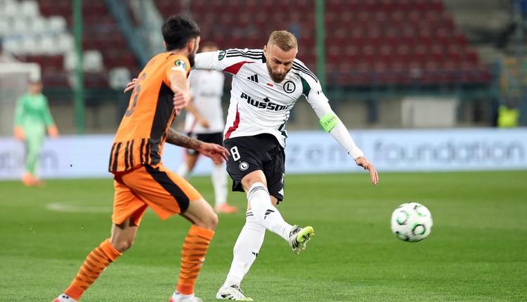 Liga Konferencji. Augustyniak bohaterem meczu z Szachtarem. Legia przerwała serię porażek