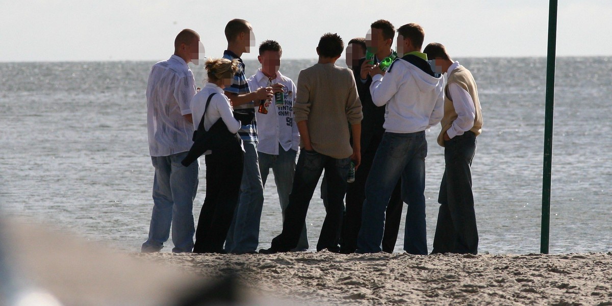 Picie alkoholu na plaży