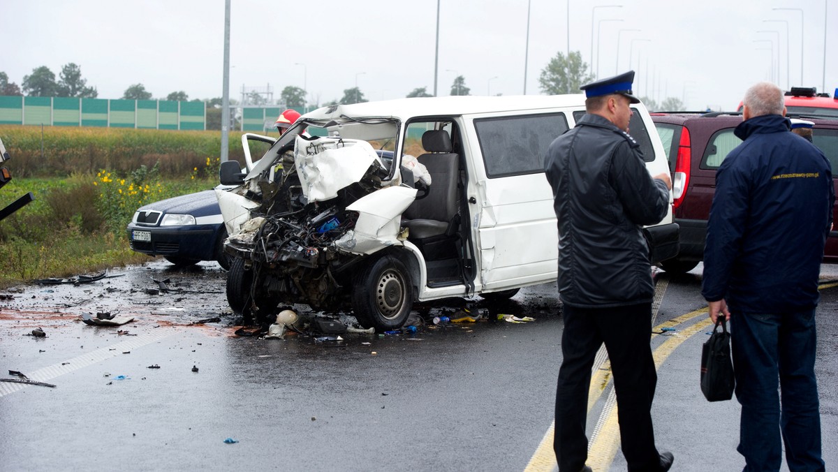 Jedna osoba zginęła a osiem zostało rannych w zderzeniu osobowego busa, którym jechali obywatele Ukrainy, z tirem. Do wypadku doszło na drodze krajowej nr 92 pomiędzy miejscowościami Kaszewy i Wojszyce w powiecie kutnowskim (Łódzkie).