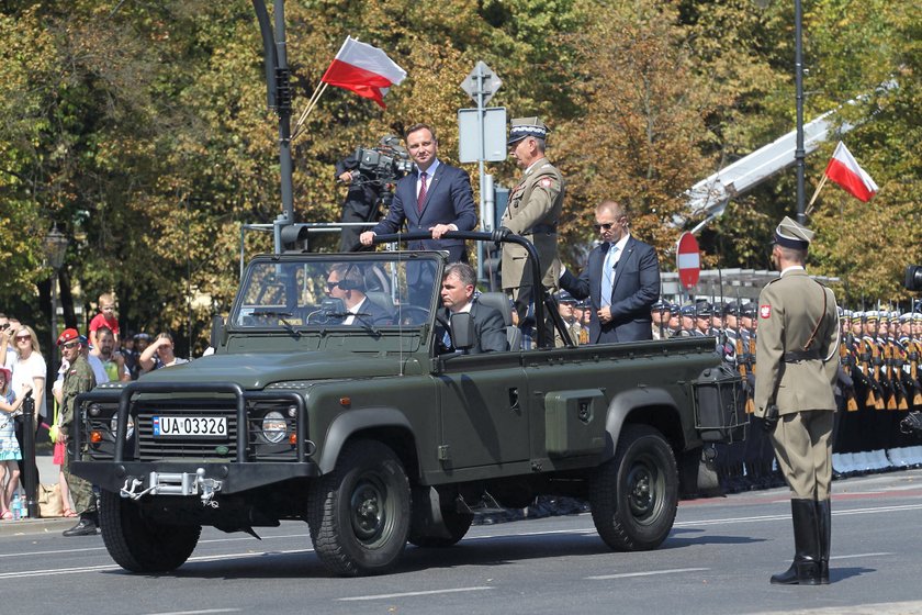 Biedroń prowokuje w święto wojska