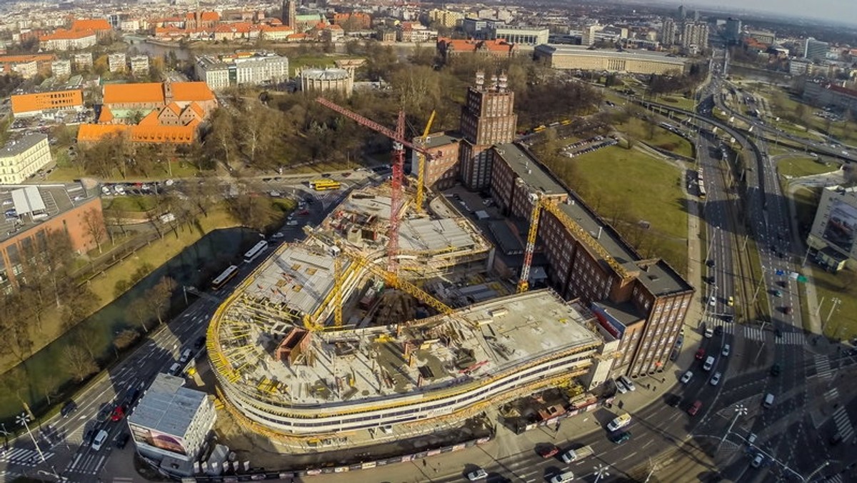 Zawaliła się betonowa ściana budowanego we Wrocławiu hotelu Hilton. Konstrukcja spadła na magazyn Poczty Polskiej. Na szczęście nikomu nic się nie stało. Przyczyną wypadku był silny wiatr. Tymczasem, jak ostrzegają meteorolodzy, we wtorek i w środę w stolicy Dolnego Śląsk ma wiać jeszcze mocniej, nawet do 100 km/h.