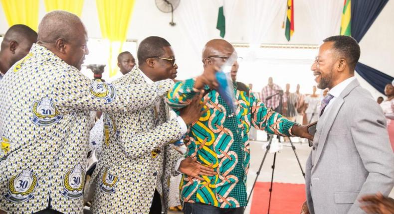 VIDEO: Owusu Bempah ‘clashes’ with Mahama in church 