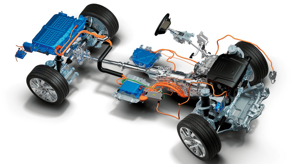 Elementy układu hybrydowego dość mocno komplikują konstrukcję. Tu Land Rover, który mimo zastosowania hybrydy zachował klasyczny napęd wszystkich kół.