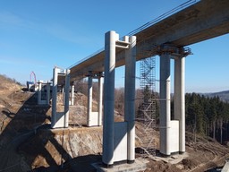 kierowców czeka ekspresowa jazda… 26 pięter nad ziemią! finiszują z in