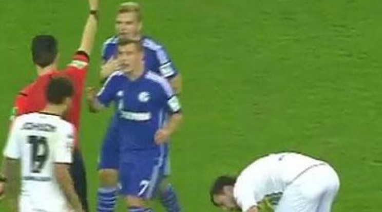 Horrorisztikus belépő: lábat tört a Schalke játékosa – videó!