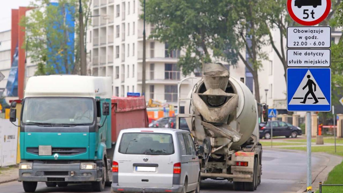 Zostanie wprowadzona strefa "Tempo 30", wymieniane będą zniszczone nawierzchnie ulic, wprowadzone zostaną ograniczenia ruchu dla ciężarówek. Na Odolanach, będących częścią warszawskiej Woli, szykują się duże zmiany. To odpowiedź na wnioski mieszkańców, skarżących się na coraz większe uciążliwości w tej części miasta.