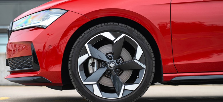 Ma silnik 2.0 i spala 4,8 l na 100 km. Skoda trzęsie rynkiem. Cena hitem