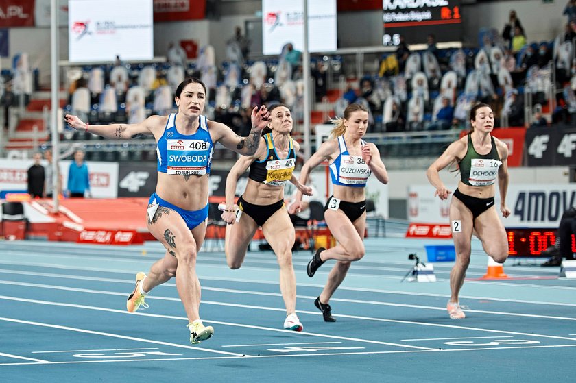 Marika Popowicz-Drapała przekracza metę jako druga w sztafecie 4x400