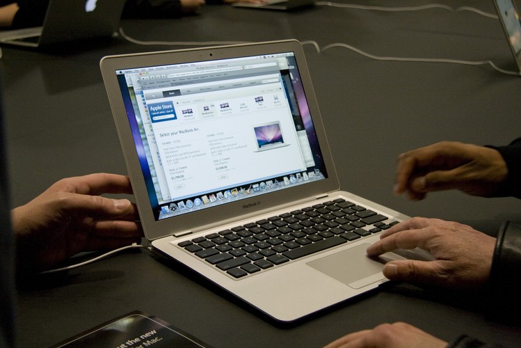 Apple opatentowało także MacBooka z piktoprojektorem, który miałby być umieszczony tak, by można było wyświetlać obraz w trakcie korzystania z komputera.