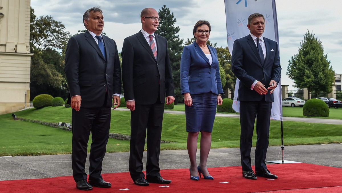 Niemiecki dziennik "Sueddeutsche Zeitung" nazywa uczestników spotkania szefów rządów krajów Grupy Wyszehradzkiej - Polski, Czech, Słowacji i Węgier "czwórką bez litości". Autor komentarza krytykuje kraje środkowoeuropejskie za sprzeciw wobec kwot uchodźców.