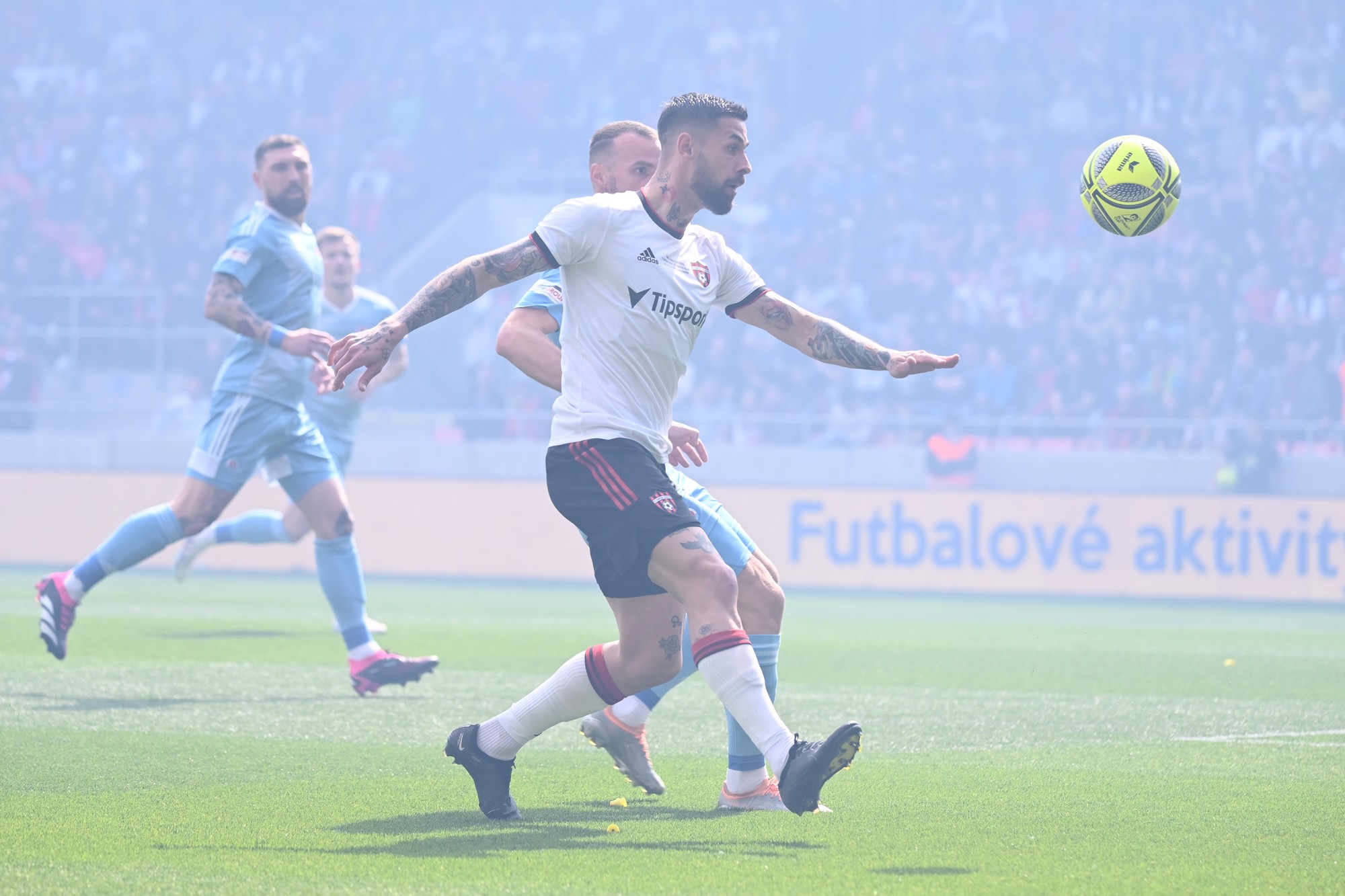 V popredí hráč Spartaka Erik Daniel a hráč Slovana Lukáš Pauschek.