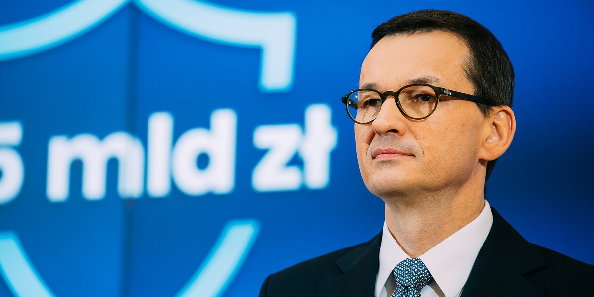 Premier Morawiecki mówił w środę, że nie wiadomo, jak długo potrwa epidemia. Dodał, że trzeba podtrzymywać społeczną izolację, ale nie można zatrzymać gospodarki tak, jak to się dzisiaj dzieje. Mówił o tym, że trzeba pozwolić firmom pracować "w nowym rygorze sanitarnym". 