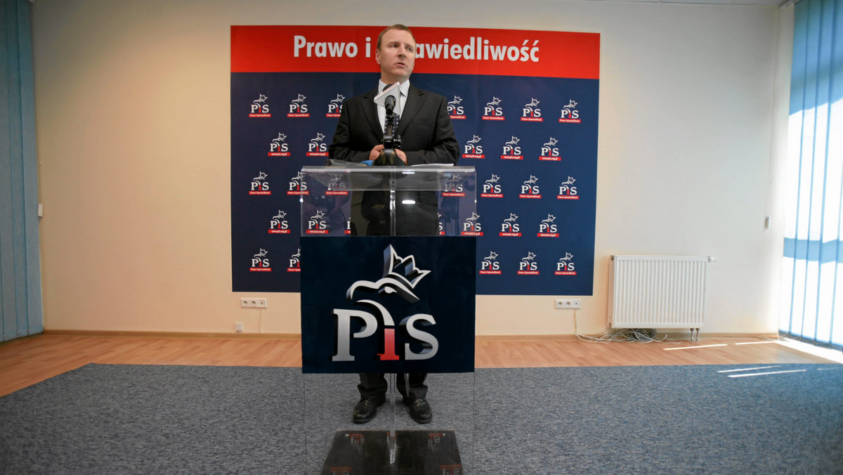 - Nie widzę potrzeby, aby debata publiczna miała polegać na tym, że magluje się poszczególne wypowiedzi Jarosława Kaczyńskiego. On stracił najbliższych, zawalił mu się świat, ma prawo do szczególnych ocen - ocenił w "Rozmowie Rymanowskiego" w TVN 24 eurodeputowany PiS Jacek Kurski. Skomentował w ten sposób wypowiedź szefa swojej partii, który w wywiadzie dla Onet.pl stwierdził, że przez "małostkowość" Bronisława Komorowskiego jako marszałka Sejmu zginęły co najmniej trzy osoby.