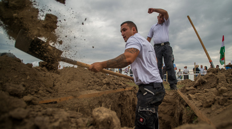 A verseny indulói elképesztő tempóban kezdték az ásást /Fotó: MTI - Balogh Zoltán