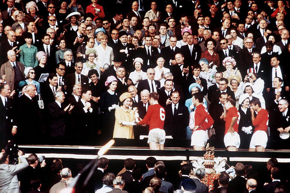 MŚ 1966. Elżbieta II wręczyła puchar Anglikom na stadionie Wembley