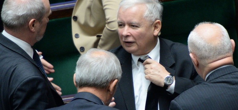 Kaczyński śpiewa i rytmicznie się kołysze. Prezes PiS na urodzinach Radia Maryja