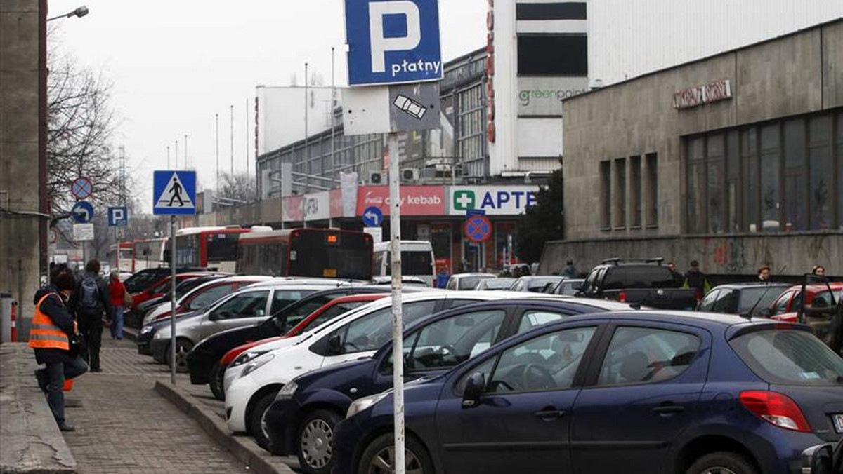 Od kwietnia możemy zapłacić więcej za parkowanie w centrum Katowic. Pierwsza godzina kosztować ma 2 zł. Kolejne 2,4 zł oraz 2, 8 zł.