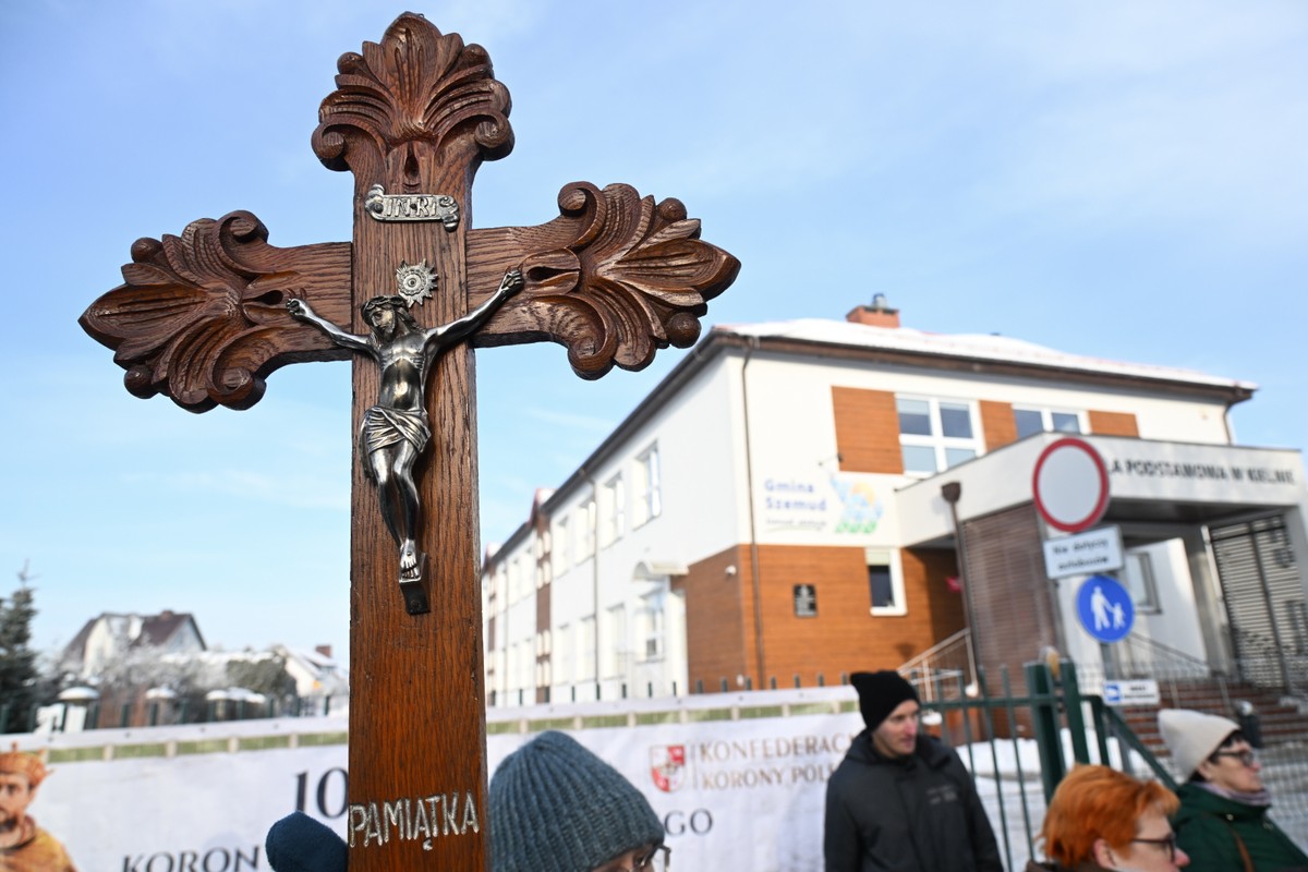 protest przed Szkołą Podstawową w Kielnie