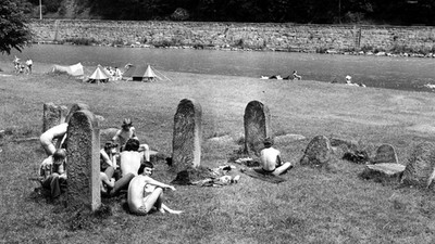 Plaża na cmentarzu żydowskim w Piwnicznej, 1974 r.