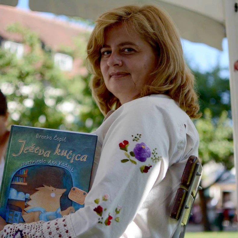 Svako veče, 45 dana čitala je deci odlomke iz knjiga uživo na Fejsbuku