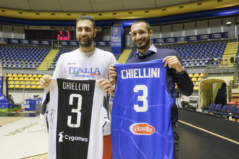 Giorgio Chiellini (z prawej) na zgrupowaniu koszykarskiej reprezentacji Włoch w 2017 r. Obok Petro Aradori
