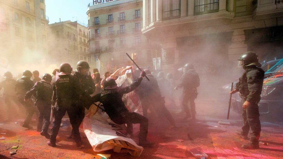 Tysiące ludzi wyszło dziś na ulice Barcelony. Dwa dni przed rocznicą referendum w sprawie niepodległości Katalonii w stolicy regionu demonstrują zarówno zwolennicy secesji, jak i jej przeciwnicy.