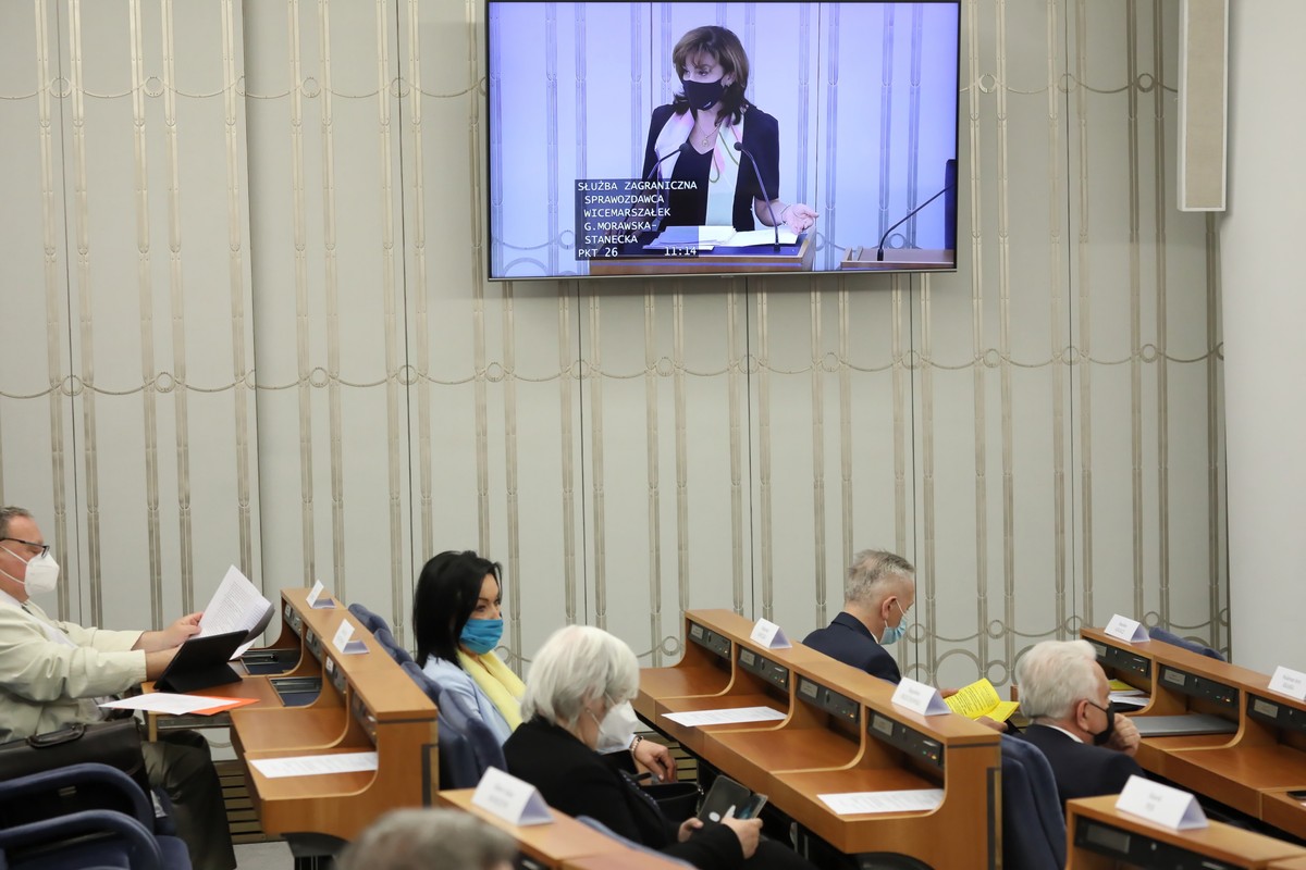 Senatorowie na sali obrad Senatu