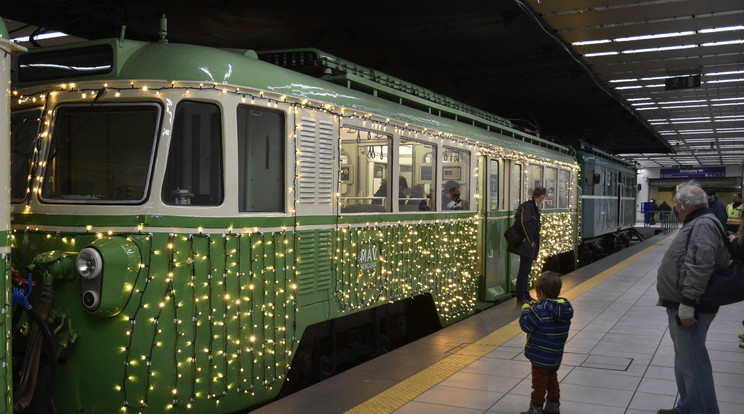 A zöld vonat december 6-án, szerdán, délután három alkalommal Mikulás HÉV-ként indul útnak / Fotó: MTI/MTVA/Bizományosi: Róka László